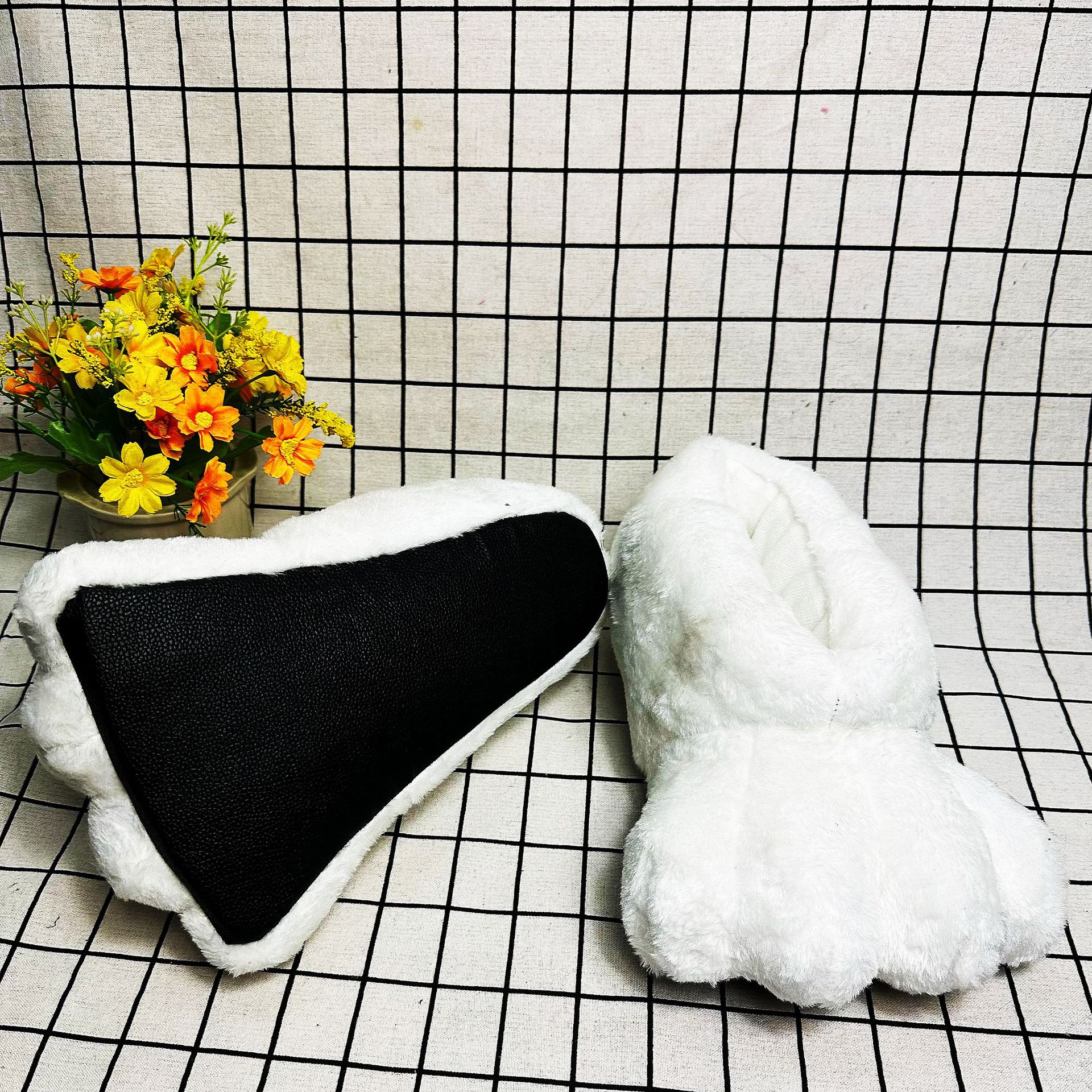 In Stock Rabbit Paw Slippers H - Sewing House avaliação e preço