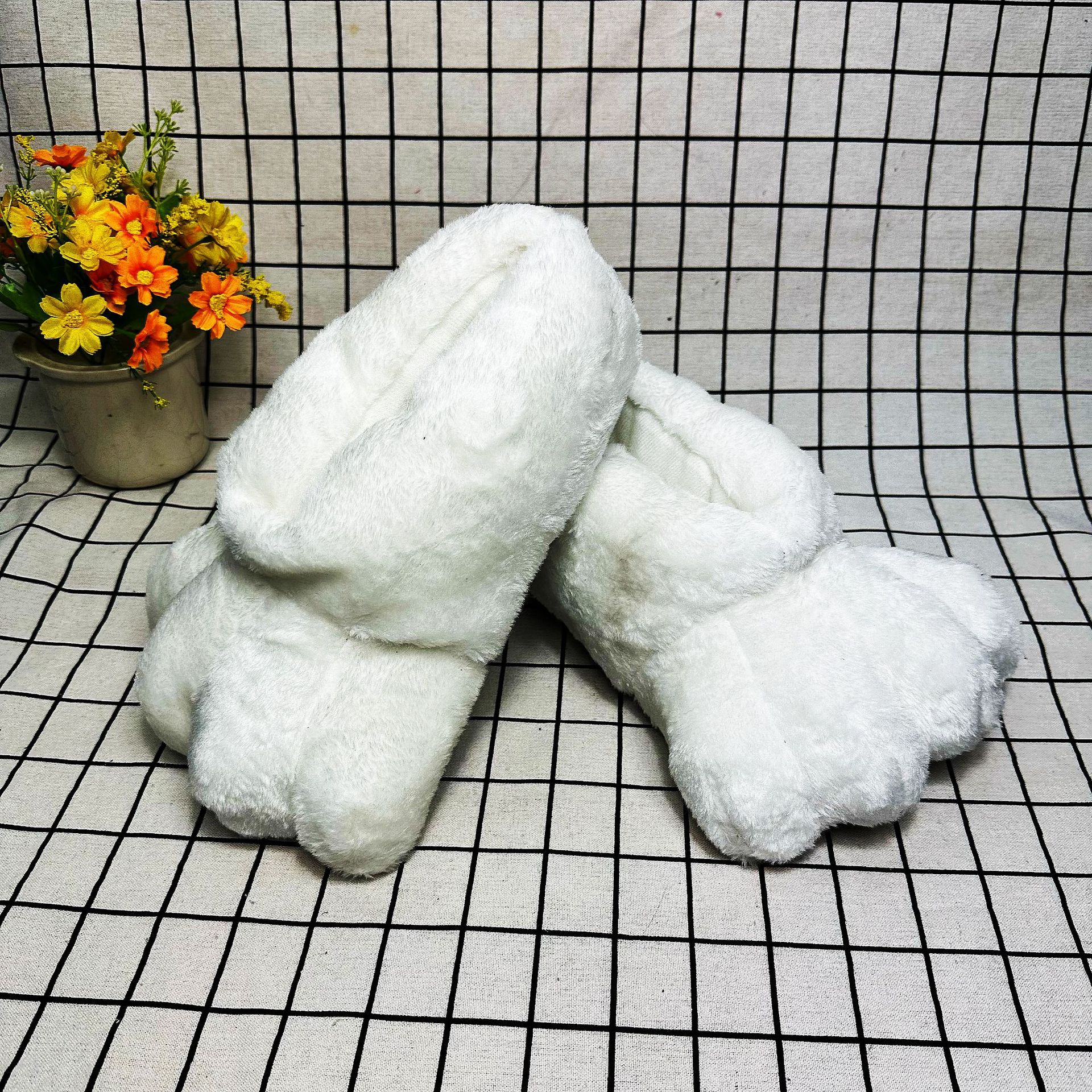 In Stock Rabbit Paw Slippers H - Sewing House avaliação e preço
